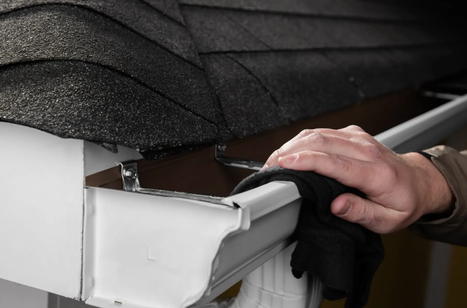 Seamless Eavestrough Installation Orléans image